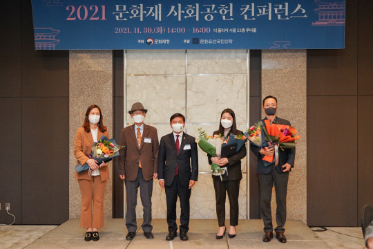 이정원(오른쪽 첫번째) 효성 전무와 참석자들이 김현모(가운데) 문화재청장과 기념촬영을 하고 있다. <효성 제공>